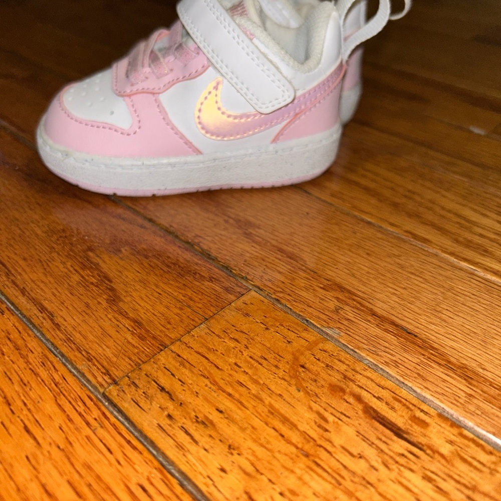 Nike Kids Sneakers in Pink and White - Picture 2 of 3